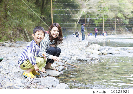 川遊びする女性と子供の写真素材