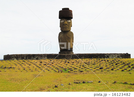 チリ　イースター島　アフ・コテリク瞳のあるモアイ 16123482