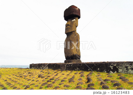 チリ　イースター島　アフ・コテリクの瞳のあるモアイ 16123483