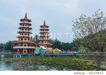 台湾　高雄の龍虎塔 16124652