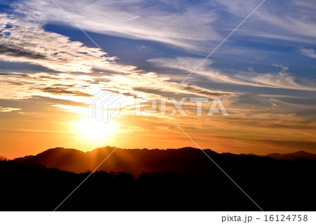 冬の夕暮れ　静岡日本平の夕日 16124758
