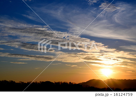 冬の夕暮れ　静岡日本平の夕日 16124759