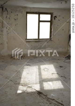 Abandoned empty room 16125250