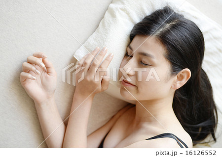 眠る女性　睡眠イメージ 16126552