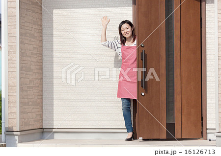 夢のマイホームと見送る新妻 16126713