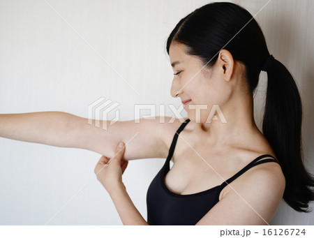 美容 二の腕をつまむ女性 美容 二の腕をつまむ女性 16126724