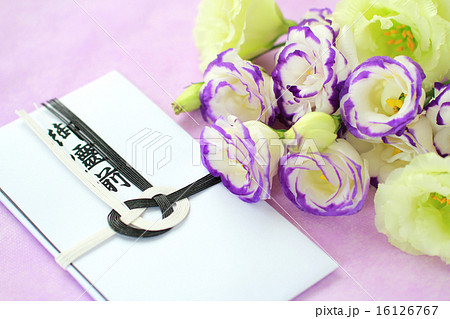 お供え花と香典袋の写真素材