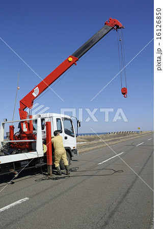 ユニック車のクレーンによる吊り上げ準備の写真素材 [16126850] - PIXTA