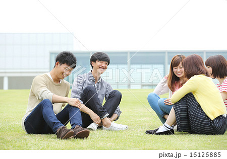 校庭で話をする大学生 16126885