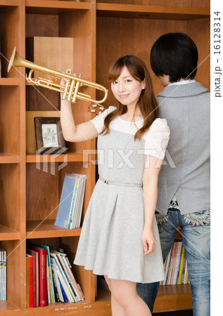 トランペットを持った女性 16128314