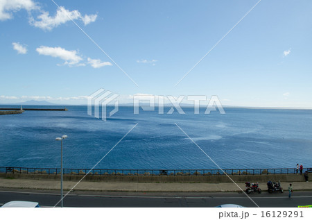 上から見た知床の海 16129291