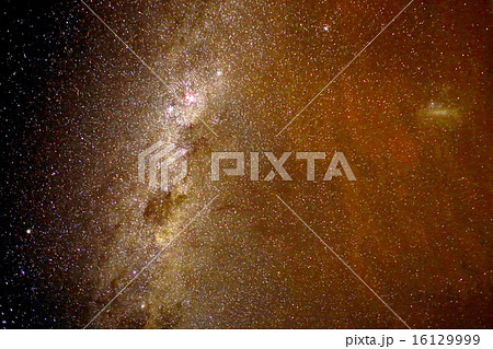 南半球の南米チリ、アンデス山脈のアタカマ高地から見上げる天の川と大マゼラン星雲 16129999