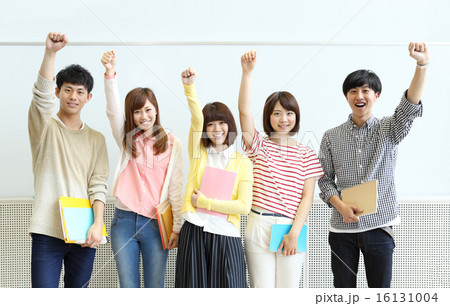 黒板の前で並ぶ大学生 16131004