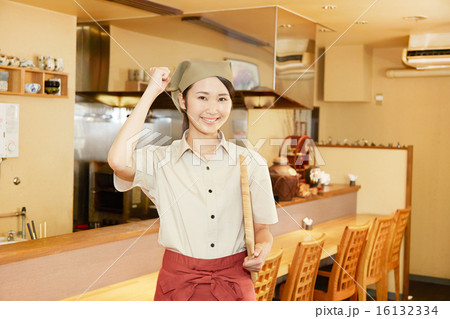 ガッツポーズする飲食店の店員 16132334