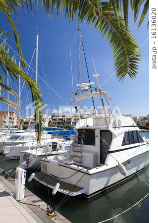 Motor yacht in marina Gruissan Motor yacht in marina Gruissan 16136020