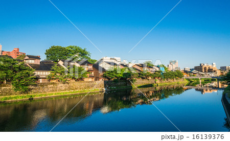 金沢　浅野川大橋から見る主計町（かずえまち）茶屋街 16139376