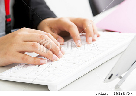 無線キーボードと女性の手元 16139757