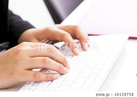 無線キーボードと女性の手元 16139758