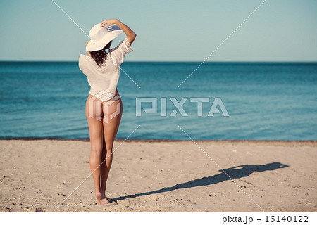 Sexy naked woman posing on the beach 16140122