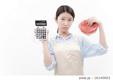 がま口財布を持つ女性 がま口財布を持つ女性 16140603