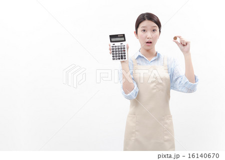 電卓を持つ女性 電卓を持つ女性 16140670
