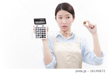 電卓を持つ女性 16140672
