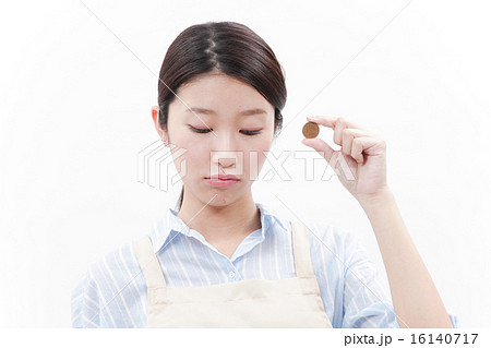 １０円を持つ女性 16140717