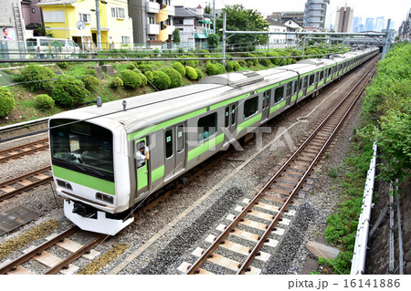 池袋駅から目白駅に向かう山手線内回り列車の風景(E231系) 16141886