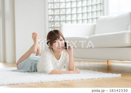 スマートフォン・若い女性 16142330