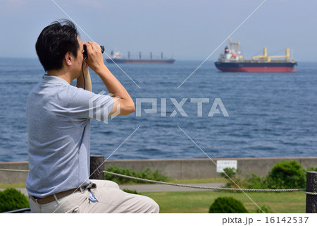 双眼鏡で海を眺める日本の男性 16142537