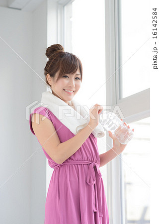 水分補給・若い女性 16142584