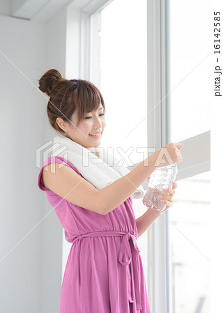 水分補給・若い女性 16142585