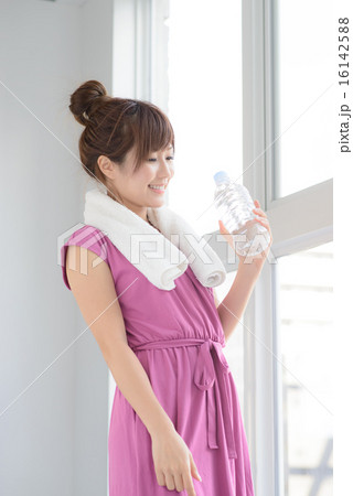 水分補給・若い女性 水分補給・若い女性 16142588
