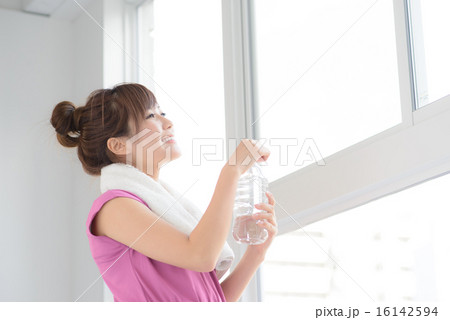 水分補給・若い女性 水分補給・若い女性 16142594
