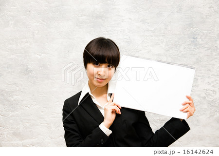 白いボードを持った日本人のビジネスウーマン 16142624