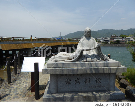 紫式部像と宇治橋 紫式部像と宇治橋 16142688