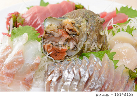 おいしい新鮮な刺身盛合わせ 16143158