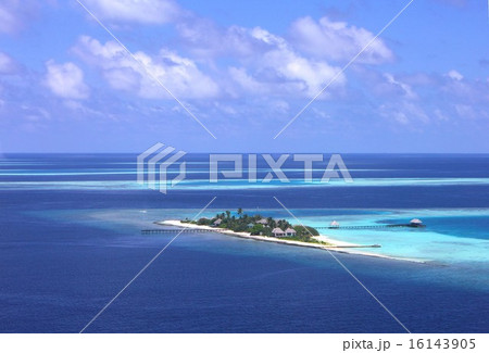 インド洋の真珠、上空から望むモルディブの美しいラグーンとリゾートアイランド 16143905