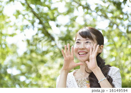 新緑と女性　叫ぶ　応援する　声援を送る仕草 16149594