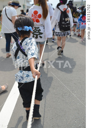 山車を引っ張る背中 16151702