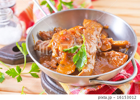 fried meat with tomato sauce 16153012
