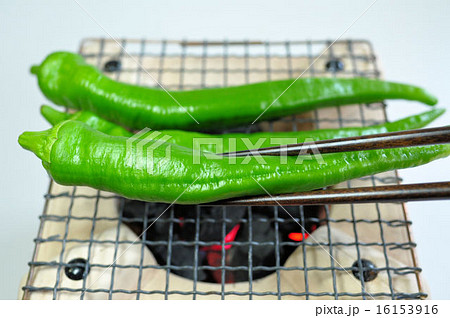 万願寺とうがらしを焼く 16153916