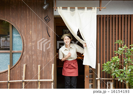 店先に立つ店員 16154193