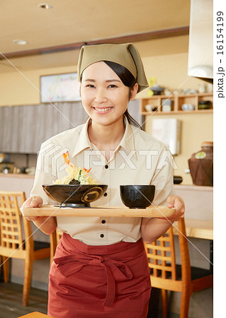食事を運ぶ店員 16154199