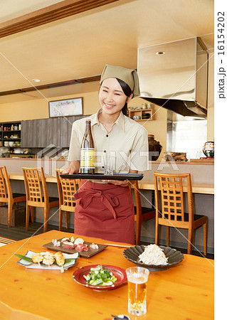 ビールを運ぶ店員 16154202