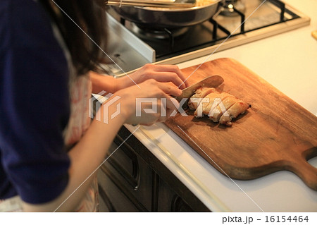 調理をする女性の画像 16154464