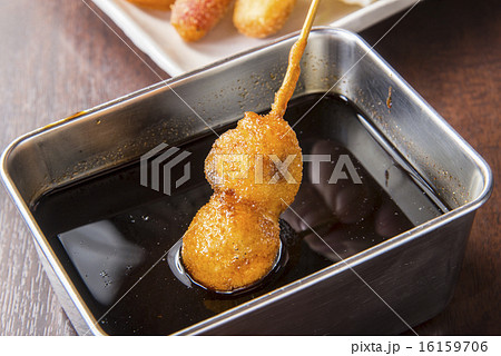 串カツにソース 16159706