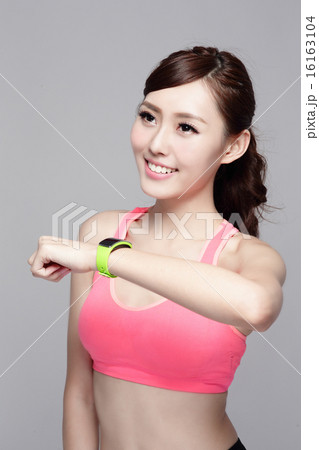 sport woman wearing smart watch sport woman wearing smart watch 16163104