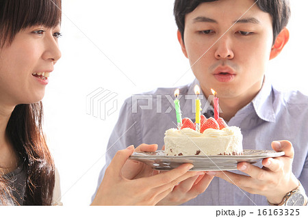 誕生日を祝うカップルの画像の写真素材
