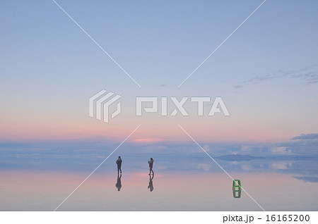 夜が明けた頃 ウユニ塩湖 夜が明けた頃 ウユニ塩湖 16165200